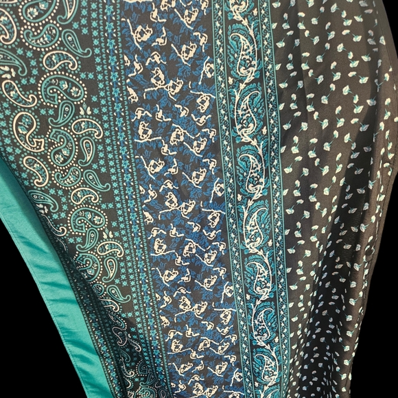 Paisley and Rose Robe - Picture 3 of 10